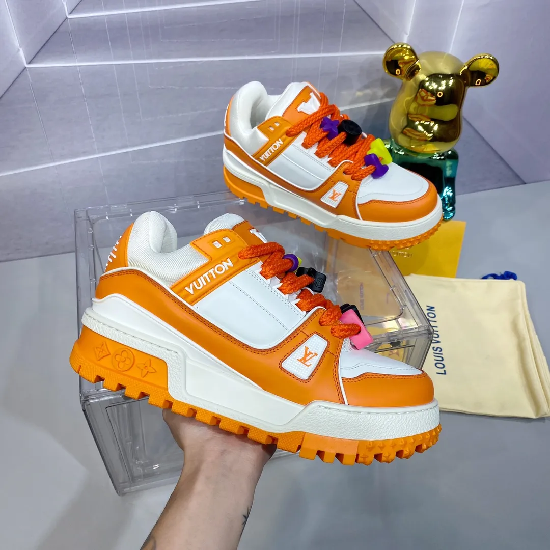 👟👟Ex-factory price 840 𝙇𝙑 𝟐𝟎𝟐4/𝐒𝐒 𝐧𝐞𝐰 Louis Vuitton catwalk skateboard shoes are popular, LOUIS VUITTON Trainer is undoubtedly one of the most successful Sneakers launched by luxury brands, but the pace of exploration will not stop. LOUISVUITTON will also bring a new series of skateboard shoes in the spring of 2023. The new series in the picture returns to the 90s Chunky Skate Shoes bread shoes, with leather and mesh uppers. The fat silhouette and thick shoelaces are very eye-catching. It is expected to have quite a few colors like the Trainer. Judging from the previous DIOR show skate shoes, this chunky style may be even stronger next year. Size: Female 35-40 Male 39-46